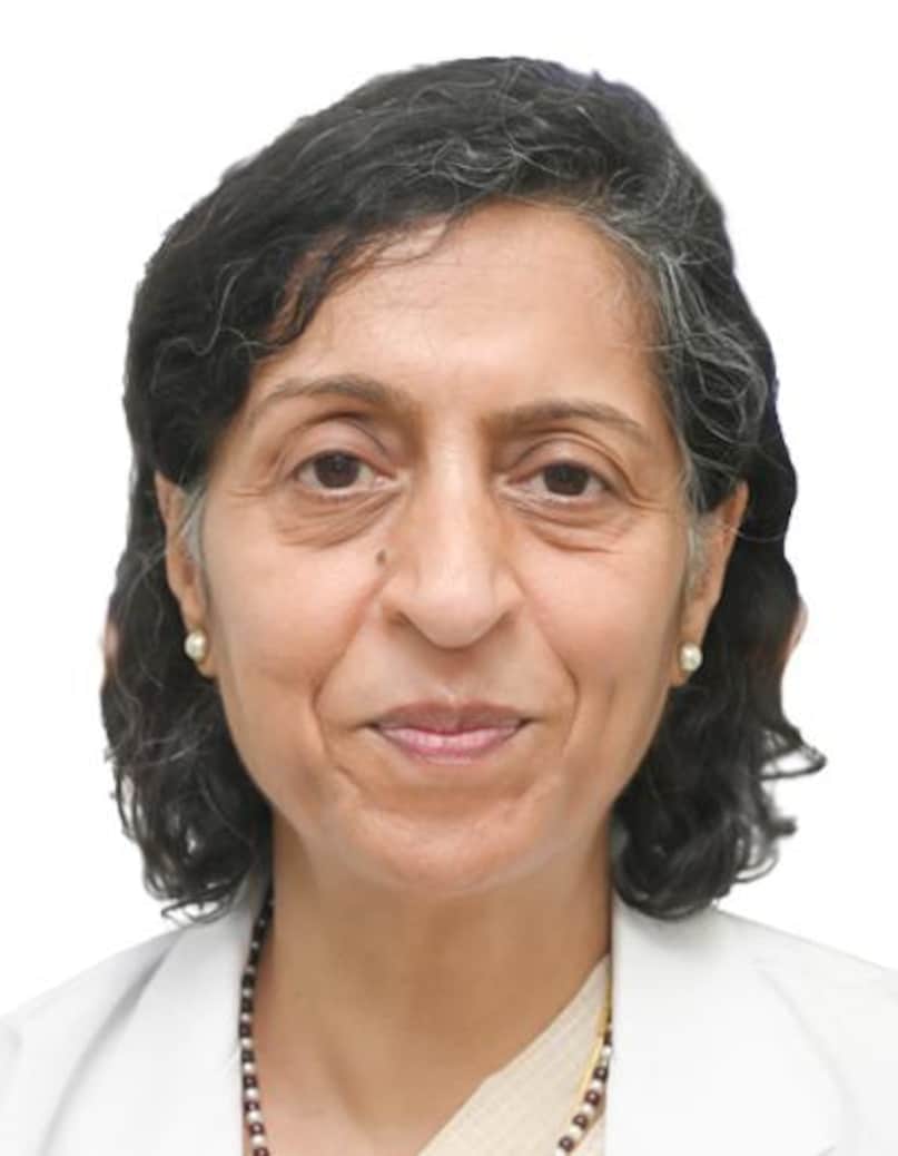 डॉ. राधिका टंडन: ऑल इंडिया इंस्टीट्यूट ऑफ नई दिल्ली के आरपी सेंटर की चीफ डॉक्टर राधिका टंडन भारत की टॉप कॉर्निया सर्जन और आई ट्रांसप्लांट स्पेशलिस्ट हैं. ये पहली महिला हैं जो आरपी सेंटर की प्रमुख बनी हैं. इनके नेतृत्व में आधुनिक टांका रहित तकनीक से करीब 1 हजार कॉर्निया ट्रांसप्लांट हर साल होते हैं और एम्स स्थित नेशनल आई बैंक की मदद से अभी तक करीब 26 हजार लोगों को उनकी आंखों की रोशनी वापस मिल चुकी है.कई राष्ट्रीय और अंतरराष्ट्रीय पुरस्कार हासिल कर चुकीं प्रोफेसर राधिका की देखरेख में सिंथेटिक या आर्टिफिशियल कॉर्निया, स्टेम सेल के अलावा बायोइंजीनियर्ड कॉर्निया पर भी काम चल रहा है.