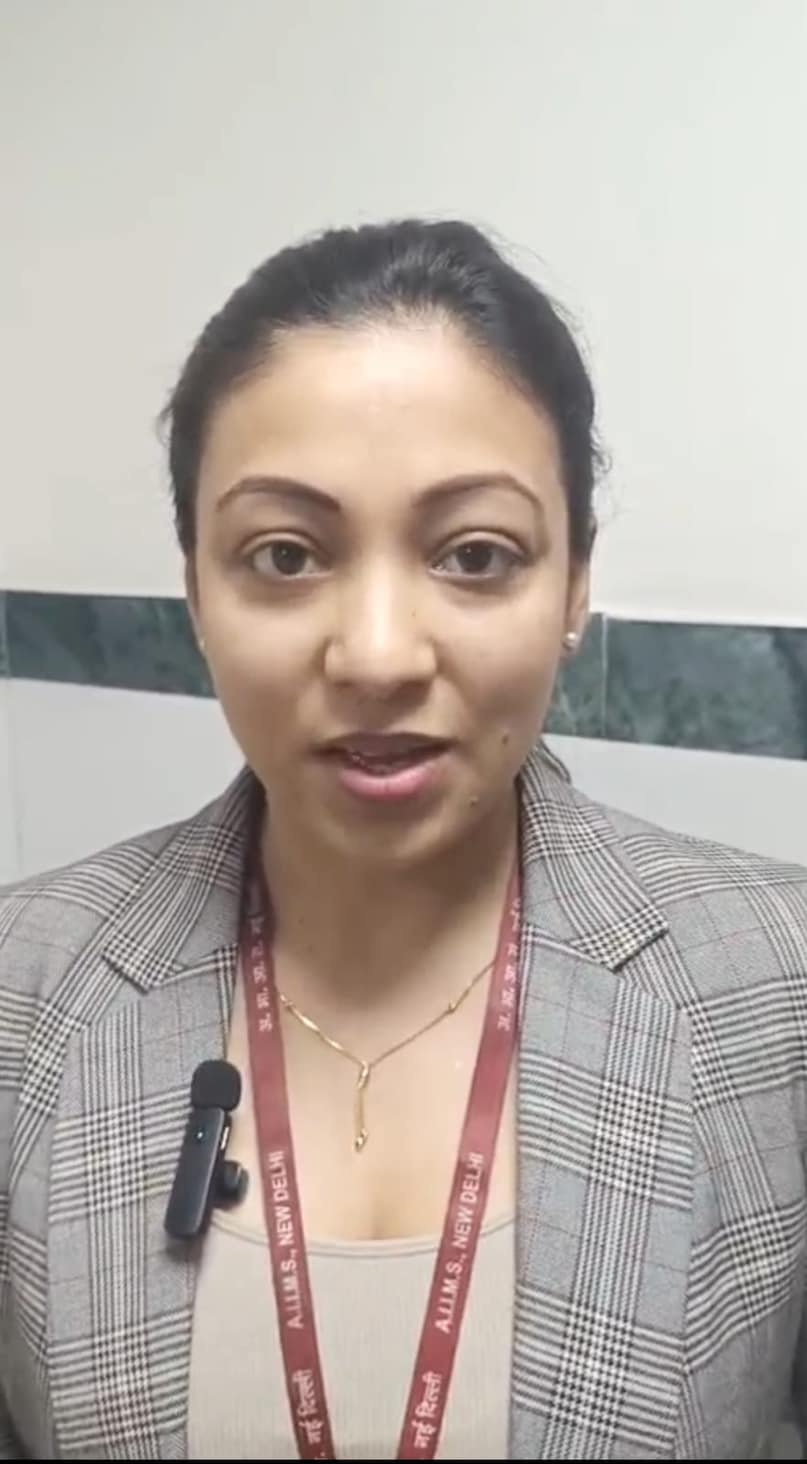 डॉ. शिवांगी साहा: एम्स के बर्न एंड प्लास्टिक सर्जरी विभाग में असिस्टेंट प्रोफेसर डॉ. शिवांगी साहा प्लास्टिक रीकंस्ट्रिक सर्जरी, बर्न मैनेजमेंट और माइक्रोवैस्कुलर सर्जरी की विशेषज्ञ हैं. फिलहाल ये एम्स में पहली बार शुरू किए जा रहे फेस ट्रांसप्लांट प्रोग्राम में अहम जिम्मेदारी निभा रही हैं, जो एसिड या बर्न केसेज में चेहरा गंवा चुके मरीजों के लिए वरदान होगा. डॉ. शिवांगी साहा माइक्रोसर्जरी में एक्सपर्ट हैं जिसमें मरीज की नसें और रक्त वाहिकाएं भी आपस में जोड़ी जाती हैं और शरीर के एक हिस्से की मांसपेशियां दूसरे हिस्से में ट्रांसफर की जाती हैं. बर्न के जटिल ऑपरेशनों को संभालने वाली शिवांगी मरीजों की उम्मीद हैं. 