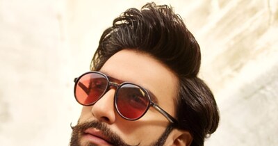 नई दिल्ली. रणवीर सिंह की हालिया रिलीज फिल्म धुरंधर से उनके करियर को फिर से रफ्तार मिली है. करियर की शुरुआत से ही वह अपने काम से फैंस का दिल जीत रहे हैं.आज वह एक फिल्म के लिए करोड़ों चार्ज करते हैं. लेकिन क्या आप जानते हैं अपने करियर की डेब्यू फिल्म में उन्होंने बहुत कम फीस लेकर काम किया था.