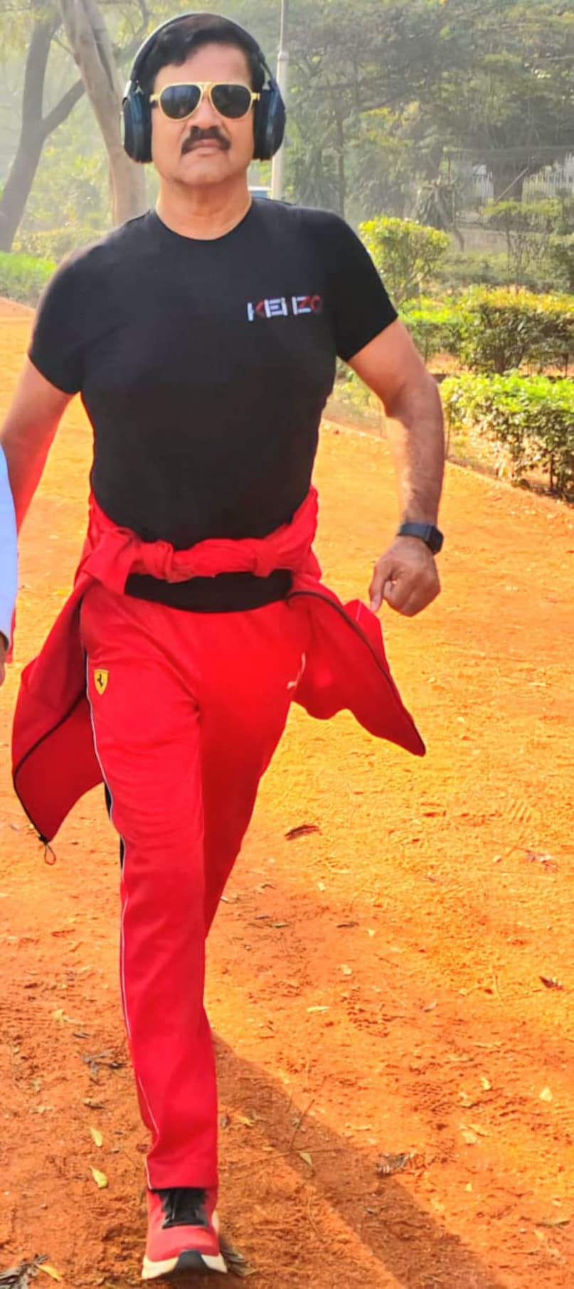 'यह मेरी वजन घटाने नहीं बल्कि वजन के मेंटीनेंस की यात्रा थी जो काफी कठिन थी. जनवरी 2023 से मार्च 2026 तक पिछले 3 साल से मेरा वजन 84.7 किलो के आसपास स्थिर है. इसके लिए मैं बताना चाहता हूं कि यह लगातार मेहनत और अनुशासन की वजह से संभव हुआ है. इस दौरान मैंने कुल 2 करोड़ 17 लाख कदम चले हैं, यानि करीब 17,000 किमी की दूरी तय की है. अगर इसे नापा जाए तो यह लगभग 406 पूरे मैराथन दौड़ने के बराबर है.' 'यह मेरी वजन घटाने नहीं बल्कि वजन के मेंटीनेंस की यात्रा थी जो काफी कठिन थी. जनवरी 2023 से मार्च 2026 तक पिछले 3 साल से मेरा वजन 84.7 किलो के आसपास स्थिर है. इसके लिए मैं बताना चाहता हूं कि यह लगातार मेहनत और अनुशासन की वजह से संभव हुआ है. इस दौरान मैंने कुल 2 करोड़ 17 लाख कदम चले हैं, यानि करीब 17,000 किमी की दूरी तय की है. अगर इसे नापा जाए तो यह लगभग 406 पूरे मैराथन दौड़ने के बराबर है.'