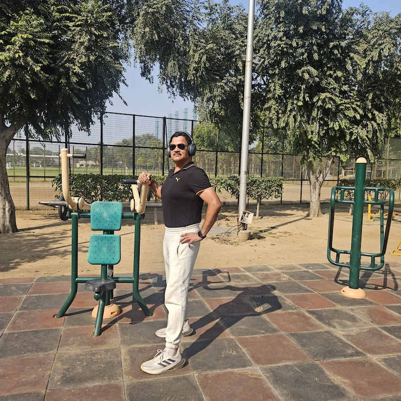 वहीं अगर मेरी वजन घटाने की यात्रा को 2022 से लेकर 2026 तक देखा जाए तो अब तक मैंने कुल 2 करोड़ 63 लाख कदम चले हैं और लगभग 22,000 किमी दूरी तय की है. बता दूं कि इस वजन घटाने से लेकर मेंटीनेंस तक की पूरी यात्रा में मैंने कोई दवा, इंजेक्शन, सर्जरी या कोई भी मेडिकल असिस्टेंस नहीं ली है, बल्कि यह शुद्ध शारीरिक कसरत, संतुलित डाइट और अनुशासन का कमाल है. वहीं अगर मेरी वजन घटाने की यात्रा को 2022 से लेकर 2026 तक देखा जाए तो अब तक मैंने कुल 2 करोड़ 63 लाख कदम चले हैं और लगभग 22,000 किमी दूरी तय की है. बता दूं कि इस वजन घटाने से लेकर मेंटीनेंस तक की पूरी यात्रा में मैंने कोई दवा, इंजेक्शन, सर्जरी या कोई भी मेडिकल असिस्टेंस नहीं ली है, बल्कि यह शुद्ध शारीरिक कसरत, संतुलित डाइट और अनुशासन का कमाल है.