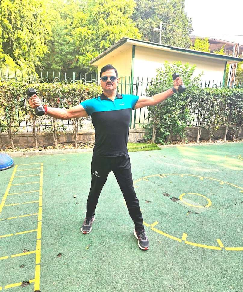 'डाइट में मैंने कार्बोहाइड्रेट काफी कम कर दिए. इन 10 महीनों में खासकर चावल, रोटी और चीनी लेना मैंने लगभग बंद दिया था. लेकिन इस दौरान मैंने एक चीज का ध्यान रखा कि मेरे शरीर में से पोषण कम न हो. इसके लिए मैंने शरीर को ज्यादा प्रोटीन, ताजे फल और पौष्टिक सलाद से ऊर्जा दी. ये सभी चीजें मेरे रोजाना के खाने में शामिल थीं.मैं सूप पीता था, भुने हुए चने और स्प्राउट्स, पनीर, सब्जियों वाली दाल और हरी सब्जियों पर पूरी तरह आश्रित हुआ.' 'डाइट में मैंने कार्बोहाइड्रेट काफी कम कर दिए. इन 10 महीनों में खासकर चावल, रोटी और चीनी लेना मैंने लगभग बंद दिया था. लेकिन इस दौरान मैंने एक चीज का ध्यान रखा कि मेरे शरीर में से पोषण कम न हो. इसके लिए मैंने शरीर को ज्यादा प्रोटीन, ताजे फल और पौष्टिक सलाद से ऊर्जा दी. ये सभी चीजें मेरे रोजाना के खाने में शामिल थीं.मैं सूप पीता था, भुने हुए चने और स्प्राउट्स, पनीर, सब्जियों वाली दाल और हरी सब्जियों पर पूरी तरह आश्रित हुआ.'