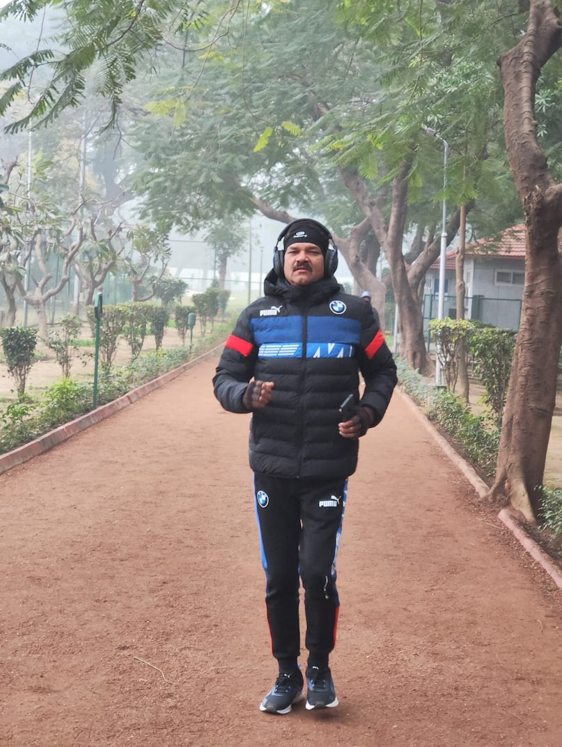 उन्होंने बताया, 'इन पहले 10 महीनों में मैंने जो वजन घटाने के लिए सबसे मजबूत और बड़ा काम किया वह था पैदल चलना. मैंने 45 लाख से ज्यादा कदम चले. यह रोजाना करीब 15000 कदम चलने जैसा था. मेरी रणनीति बहुत सरल थी, लेकिन उसमें अनुशासन था.यानि मैं बिना नागा हर दिन चलता था. इसके बाद दूसरी चीज जो मैंने नियंत्रित की वह थी मेरी डाइट. जिसको मैंने मुस्तैदी से फॉलो किया. उन्होंने बताया, 'इन पहले 10 महीनों में मैंने जो वजन घटाने के लिए सबसे मजबूत और बड़ा काम किया वह था पैदल चलना. मैंने 45 लाख से ज्यादा कदम चले. यह रोजाना करीब 15000 कदम चलने जैसा था. मेरी रणनीति बहुत सरल थी, लेकिन उसमें अनुशासन था.यानि मैं बिना नागा हर दिन चलता था. इसके बाद दूसरी चीज जो मैंने नियंत्रित की वह थी मेरी डाइट. जिसको मैंने मुस्तैदी से फॉलो किया.