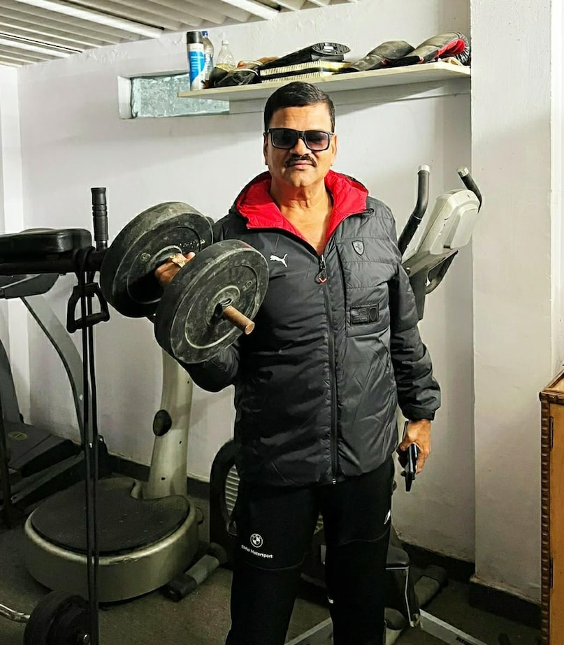 जी हां अगर आप भी वजन घटाकर उसे मेनटेन नहीं रख पा रहे हैं तो आपको निश्चित ही डीसीपी मणि से सीखना चाहिए. इन्होंने सिर्फ 8 महीने में 45 किलो वजन घटाकर मिसाल कायम कर दी थी. 129 किलोग्राम से 85 किलोग्राम तक आए जितेंद्र मणि का वजन पिछले 3 साल से 84.7 किलोग्राम पर टिका है. तो आइए उन्हीं से जानते हैं वजन घटाने से लेकर वजन को मेनटेन करने की क्या ट्रिक उन्होंने अपनाई? जी हां अगर आप भी वजन घटाकर उसे मेनटेन नहीं रख पा रहे हैं तो आपको निश्चित ही डीसीपी मणि से सीखना चाहिए. इन्होंने सिर्फ 8 महीने में 45 किलो वजन घटाकर मिसाल कायम कर दी थी. 129 किलोग्राम से 85 किलोग्राम तक आए जितेंद्र मणि का वजन पिछले 3 साल से 84.7 किलोग्राम पर टिका है. तो आइए उन्हीं से जानते हैं वजन घटाने से लेकर वजन को मेनटेन करने की क्या ट्रिक उन्होंने अपनाई?