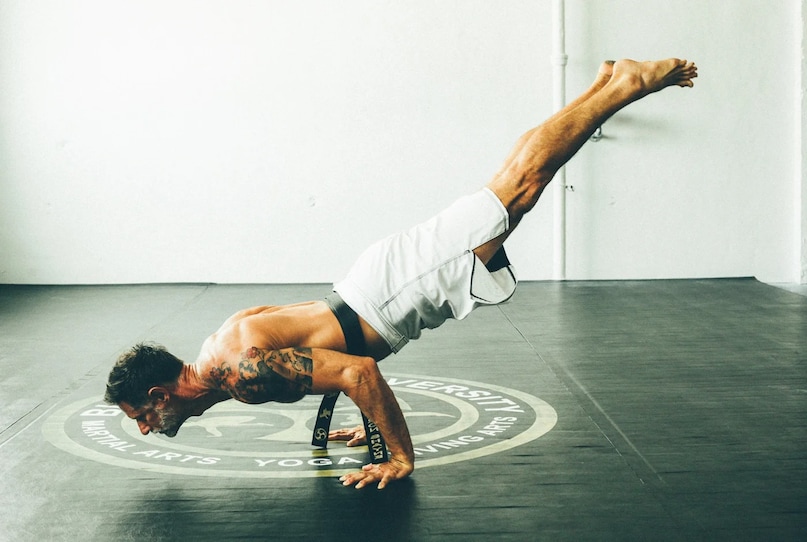 इंडियन स्कूल ऑफ कैलिस्थेनिक्स मुंबई के फाउंडर शुभम मिश्रा और जोएल प्रिंस बताते हैं कि कैलिस्थेनिक्स ट्रेनिंग का एक तरीका है जो आपमें शक्ति, लचीलापन, संतुलन और सहनशक्ति बढ़ाने के लिए आपके अपने शरीर के वजन का उपयोग करता है. इसमें सरल से जटिल तक के व्यायाम शामिल होते हैं जो प्रोग्रेसिव रूप से आपके शरीर के वजन का उपयोग करते हैं. पुश-अप्स, पुल-अप्स, स्क्वैट्स, डिप्स, लंजेस और हैंडस्टैंड कुछ सबसे आम हरकतें हैं.