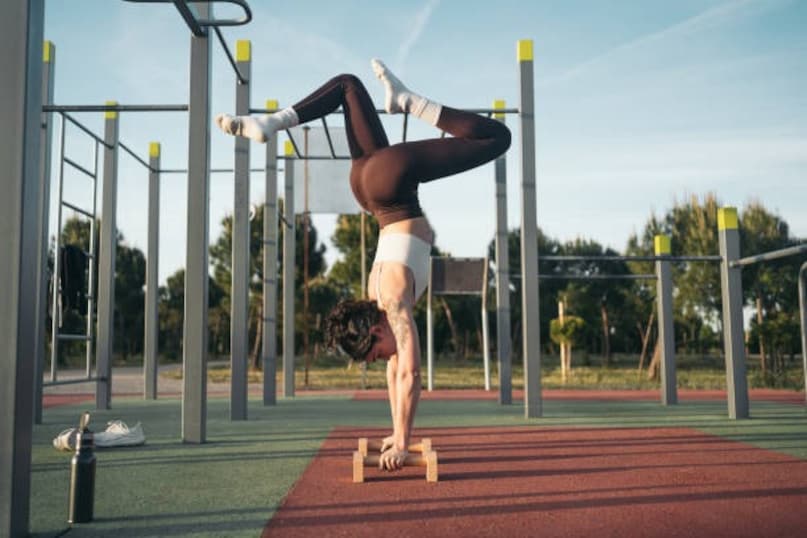 कैलिस्थेनिक्स क्यों बन रहा है ट्रेंड? पिछले कुछ साल में कैलिस्थेनिक्स एक वैश्विक फिटनेस ट्रेंड बन गया है. इसके कई कारण हैं. सबसे पहले यह एक फंक्शनल ट्रेनिंग तकनीक है जो न केवल शरीर को मजबूत बनाती है बल्कि इसे बेहतर ढंग से चलाना भी सिखाती है. दूसरा, यह प्रशिक्षण सभी स्तरों के लोगों के लिए उपयुक्त है. 