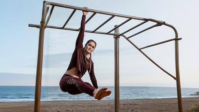 यह जिम वर्कआउट से कैसे अलग है? फिटनेस का यह नया तरीका पारंपरिक व्यायाम विधि और जिम वर्कआउट दोनों से ही थोड़ी सी अलग है क्योंकि पारंपरिक एक्सरसाइज में दौड़, प्राकृतिक रूप से व्यायाम, योग और आसन शामिल हैं जबकि जिम में अक्सर मशीनों और बाहरी वजन का उपयोग करते हैं, लेकिन कैलिस्थेनिक्स में शरीर पर नियंत्रण और शरीर के वजन की ताकत का उपयोग फिट रहने के लिए किया जाता है. 