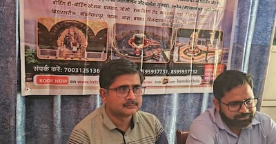 जानकारी देते अधिकारी.