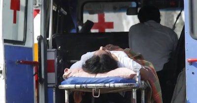 पीलीभीत में ब्रेन डेड महिला की गड्ढों के कारण बची जान. (एआई फोटो)