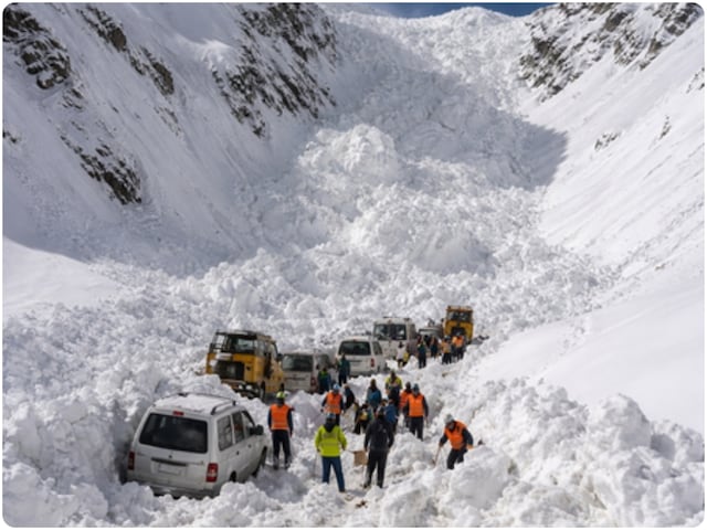 14 KM लंबी टनल ही बचाएगी जान, 11000 फीट ऊंचे जोजिला दर्रे में एवलांच का  खौफनाक मंजर, लेह-श्रीनगर हाईवे बंद - News18 हिंदी