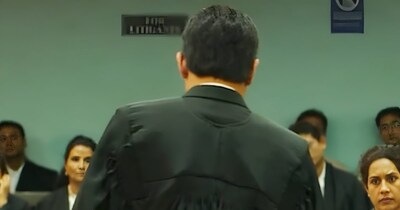 नई दिल्ली. अक्षय खन्ना ने अपने करियर की शुरुआत फ्लॉप फिल्म से की थी. इसके बाद उन्होंने तकरीबन 12–15 फ्लॉप फिल्मों में काम किया. एक वक्त के बाद तो वह साइड रोल में नजर आने लगे थे. लेकिन आज वह करियर के उस मुकाम पर हैं, जहां वह लीड स्टार पर भारी पड़ते हैं.