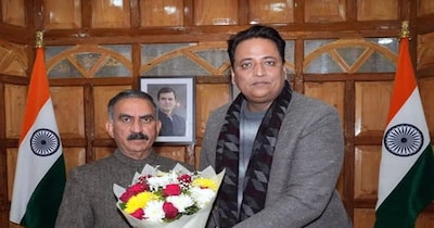 सीएम सुक्खू के साथ अनुराग शर्मा. (फाइल फोटो)