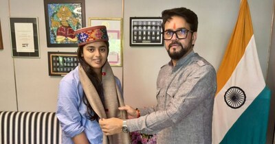 पूर्व मंत्री और सांसद अनुराग ठाकुर ने आराध्या को सम्मानित किया. (फोटो साभार- X @Anurag_Office )