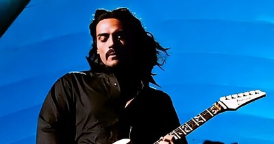 नई दिल्ली: अर्जुन रामपाल बॉलीवुड के उन चुनिंदा एक्टर्स में से हैं जिन्होंने अपनी लुक्स के साथ-साथ अपनी सीरियस एक्टिंग का भी लोहा मनवाया है. उन्होंने विलेन से लेकर अंडरकवर एजेंट तक, हर रोल में जान फूंकी है. अर्जुन सिर्फ एक टाइप के रोल तक सीमित नहीं रहे. उन्होंने कराची अंडरवर्ल्ड पर आधारित 'धुरंधर' जैसी कहानियों में भी अपनी चालाकी और एक्टिंग का जलवा बिखेरा है. चाहे लीड रोल हो या सपोर्टिंग, वे अपनी छाप छोड़ ही देते हैं. आइए, 'धुरंधर 2' की रिलीज से पहले अर्जुन रामपाल के करियर की बेहतरीन फिल्मों के बारे में जानते हैं. (फोटो साभार: IMDb)