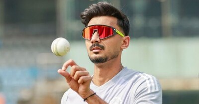 अक्षर पटेल एयरपोर्ट से प्राइवेट कार से अपने घर चले गए. 