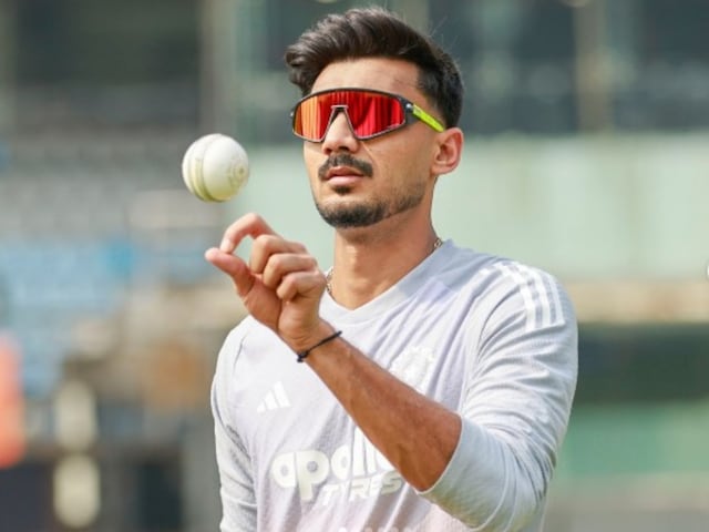 অক্ষরকে দেখে পাবলিক চিৎকার শুরু করে... 'বাপু' টিম বাস ছেড়ে কোথায় চলে গেল? 