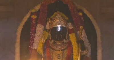 सूर्य भगवान ने किया रामजी का तिलक - अंसारी ने अयोध्या की महत्ता पर प्रकाश डालते हुए कहा कि अयोध्या एक धार्मिक नगरी है. ये प्रभु श्री राम की नगरी है. यहां सभी देवी-देवता निवास करते हैं. यह ऐसी जगह है जहां स्वयं प्रभु श्री राम विराजमान हैं और आज का दिन तो बेहद खास है, जब सूर्य भगवान ने खुद अपने प्रकाश से भगवान राम का तिलक किया. यह पूरे देशवासियों के लिए बहुत खुशी की बात है. यहां आने वाले सभी लोग बेहद खुश हैं.