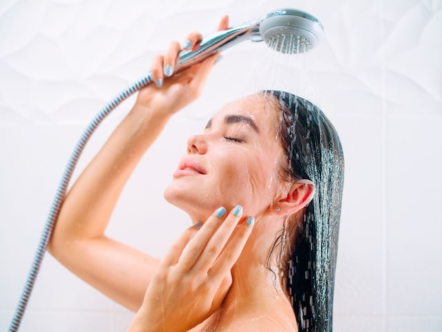 গরমেও কি হালকা গরম পানি দিয়ে গোসল করা উচিত? আয়ুর্বেদ কি বলে জেনে নিন