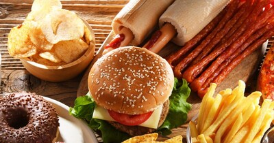 कोलेस्ट्रॉल की समस्या से बचने के लिए जंक फूड से दूरी बना लें.