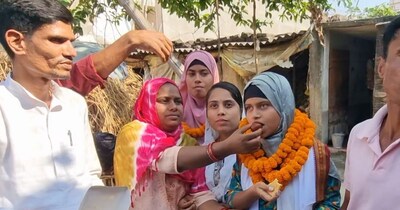 नसरीन प्रवीण को बधाई देते लोग.