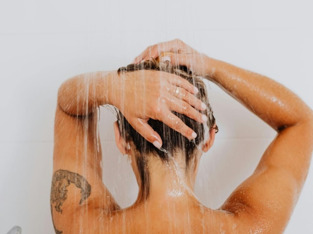 नहाने के लिए पानी कैसा होना चाहिए? जानें आयुर्वेदिक स्नान के नियम