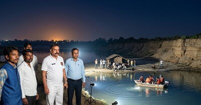 रायसेन में नर्मदा नदी में बड़ा हादसा हुआ, लेकिन लोगों को बचा लिया गया है. (फोटो-AI) 