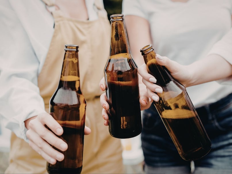 If you hold the base of the cup, some people hold the drink cup at the bottom or near the base. This method shows a practical and stable personality. Such people generally like stability and order. These people make informed decisions in anything. Whatever the situation, they try to remain calm. They can be trusted more in a group of friends because they remember details and when any problem arises they try to find a solution to it. They also offer good, thoughtful advice.