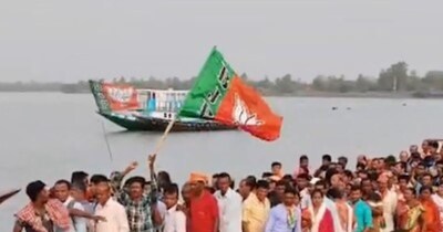 पीएम मोदी की रैली में शामिल होने के लिए भाजपा समर्थक नाव से कोलकाता आए हैं. फोटो- आईएएनएस
