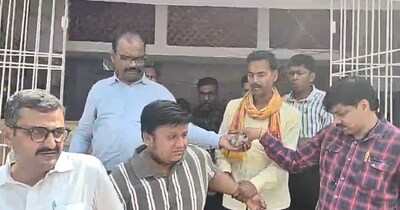 दोनों बाबूओं को गिरफ्तार किया गया.