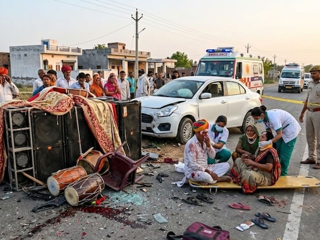  भात के जुलूस में घुसी बेकाबू कार, 16 लोग लहूलुहान