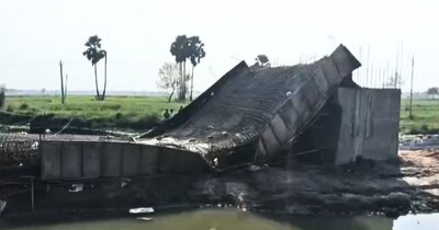 गोपालगंज में निर्माणाधीन पुल ढह गया.