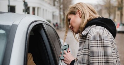 महिलाएं कैब बुक करने के बाद ड्राइवर की रेटिंग जरूर चेक करें.