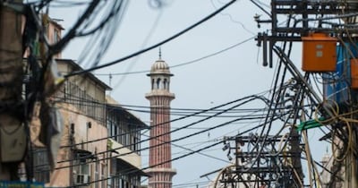 दिल्‍ली सरकार ने बिजली के तारों को अंडरग्राउंड करने के लिए 200 करोड़ दिए हैं. 
