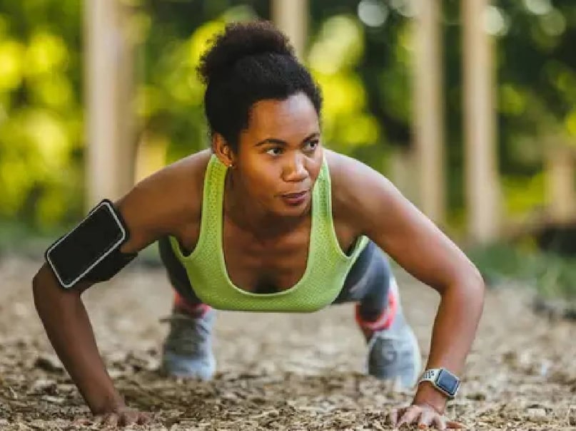 शुरुआत में लोग पुश-अप्स और स्क्वैट्स जैसे बुनियादी तरीकों से इसकी ट्रेनिंग शुरू कर सकते हैं. वहीं जो टॉप और प्रेक्टिस्ड एथलीट्स हैं वे मसल-अप और प्लांच जैसे सुप्रीम स्किल्स भी सीख सकते हैं. तीसरी जो सबसे महत्वपूर्ण बात है वह यह है कि कैलिस्थेनिक्स तकनीक को आसानी से गार्डन, खुले मैदान, पार्क, ओपन जिम सेटअप या घर के अंदर भी किया जा सकता है. 