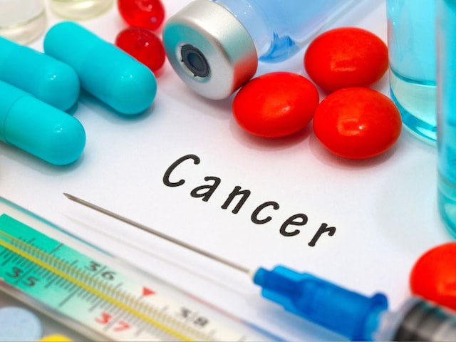 कैंसर की ज्यादातर दवाएं विदेश से क्यों मंगवाई जाती हैं? डॉक्टर से समझें वजह