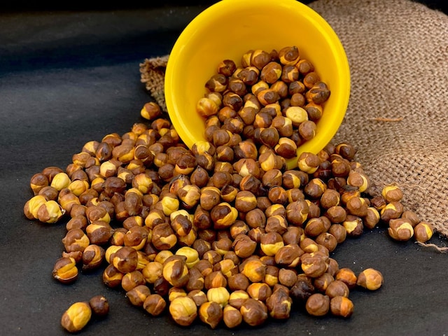 ছোলা ভাজা, ভেজানো বা সিদ্ধ, কীভাবে খাবেন তা শরীরের জন্য সবচেয়ে উপকারী? 