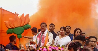 असम के मुख्‍यमंत्री हिमंता बिस्वा सरमा ने शुक्रवार को जलुकबाड़ी विधानसभा क्षेत्र से नामांकन दाखिल करने से पहले शक्ति प्रदर्शन करते हुए एक भव्य रोड शो निकाला. यह जुलूस खानापाड़ा स्थित वेटरिनरी फील्ड से शुरू होकर लगभग 5.6 किलोमीटर दूर कामरूप (मेट्रोपॉलिटन) जिला निर्वाचन कार्यालय तक गया, जिसमें भारी संख्या में समर्थक शामिल हुए. मुख्यमंत्री एक खुले वाहन पर सवार थे. उनके साथ उनकी पत्नी रिनिकी भुइयां सरमा, पुत्र नंदिल बिस्वा सरमा और भाजपा की गुवाहाटी लोकसभा सांसद बिजुली कलिता मेधी मौजूद थीं. रातभर और सुबह हुई भारी बारिश के बावजूद समर्थकों का उत्साह कम नहीं हुआ और सुबह से ही बड़ी संख्या में लोग मैदान में जुट गए थे. (हिमंता बिस्‍वा सरमा के X अकाउंट से साभार)