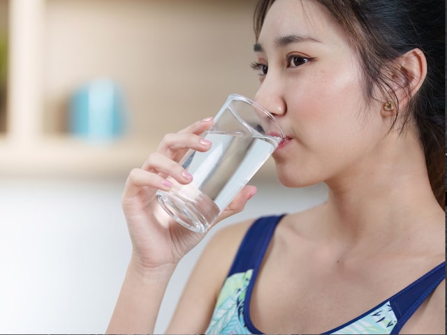 क्या ठंडा पानी पीने से गर्मी से राहत मिलती है? चिल्ड वॉटर क्यों लगता है अच्छा