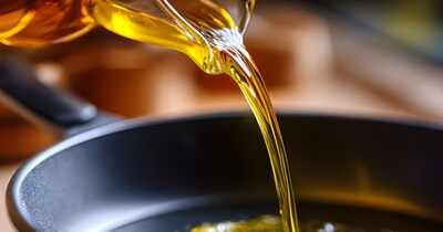 बार-बार कुकिंग ऑयल को गर्म करने से इसमें कैंसर पैदा करने वाले तत्व पैदा हो सकते हैं.