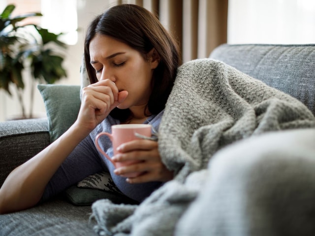 बुखार के बाद कई दिनों तक खांसी क्यों करती है परेशान? यह किस बात का संकेत