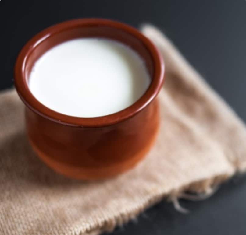 দই আমাদের স্বাস্থ্যের জন্য খুবই উপকারী একটি পুষ্টিকর খাবার। এটি শুধু দুধ থেকে তৈরি জিনিস নয়, এটি একটি সুপার ফুড হিসেবে বিবেচিত যা শরীরে অনেক প্রয়োজনীয় পুষ্টি সরবরাহ করে। প্রতিদিনের খাদ্যতালিকায় দই অন্তর্ভুক্ত করলে শরীর সুস্থ ও সক্রিয় থাকে। দই আমাদের শরীরকে নানাভাবে সাহায্য করে। বিশেষ করে এর অনেক উপকারিতা রয়েছে যেমন হজমশক্তির উন্নতি, রোগ প্রতিরোধ ক্ষমতা বৃদ্ধি, হাড় মজবুত করা ইত্যাদি।