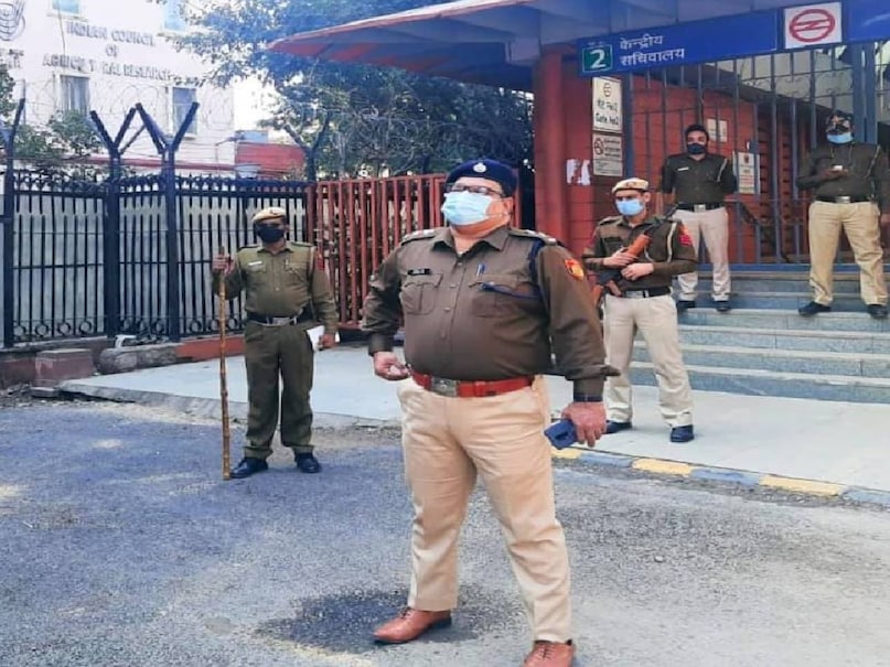 डीसीपी मणि ने बताया, 'मेरी इस खास यात्रा के नतीजे आपके साथ शेयर करते हुए बहुत गर्व महसूस हो रहा है क्योंकि यह यात्रा जनवरी 2022 में शुरू हुई थी. जनवरी से अक्टूबर 2022 के बीच मैंने सिर्फ 10 महीनों में बड़ा बदलाव किया और मेरा वजन 129 किलो से घटकर लगभग 85 किलो हो गया. सबसे खास बात थी कि मैंने इन महीनों में न तो कोई वजन घटाने की दवा खाई और न ही कोई इंजेक्शन, सर्जरी या कोई मेडिकल ट्रीटमेंट लिया.' डीसीपी मणि ने बताया, 'मेरी इस खास यात्रा के नतीजे आपके साथ शेयर करते हुए बहुत गर्व महसूस हो रहा है क्योंकि यह यात्रा जनवरी 2022 में शुरू हुई थी. जनवरी से अक्टूबर 2022 के बीच मैंने सिर्फ 10 महीनों में बड़ा बदलाव किया और मेरा वजन 129 किलो से घटकर लगभग 85 किलो हो गया. सबसे खास बात थी कि मैंने इन महीनों में न तो कोई वजन घटाने की दवा खाई और न ही कोई इंजेक्शन, सर्जरी या कोई मेडिकल ट्रीटमेंट लिया.'