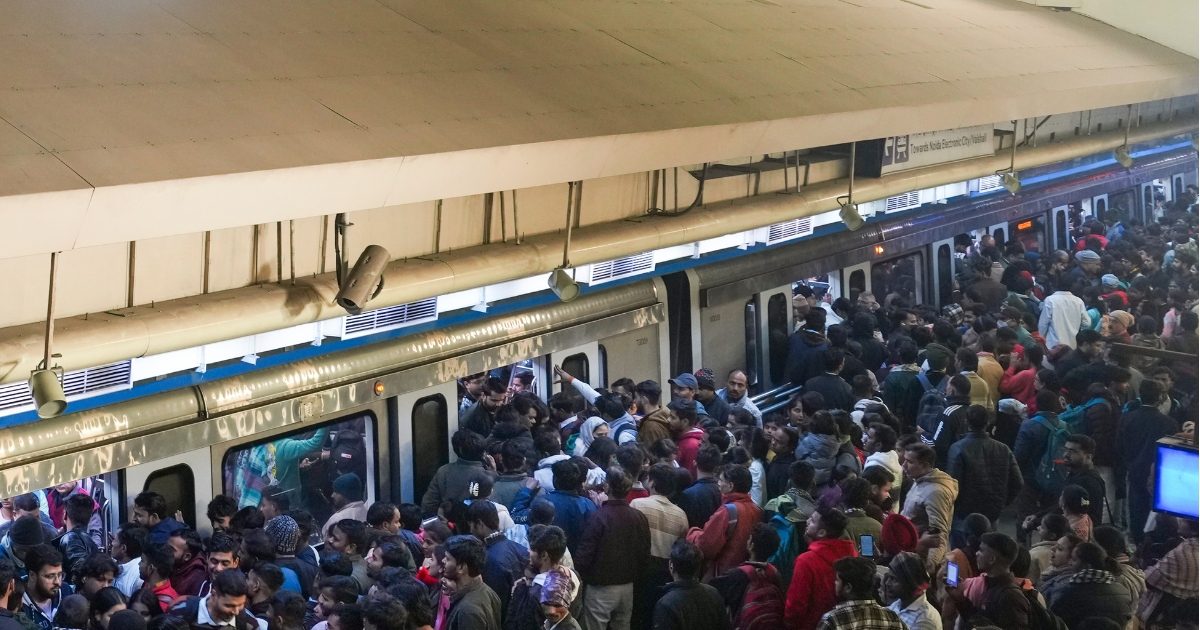 मौत को छूकर 'टक' से वापस आई महिला! राजीव चौक मेट्रो पर भरी भीड़ में गजबे ड्रामा, 'यमराज' का प्लान फेल