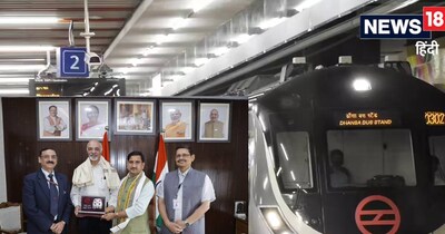 द‍िल्‍ली मेट्रो के हर कॉर‍िडोर की पहली ट्रेन में सफर करने वाले अन‍िल मारवाह को समान‍ित क‍िया गया है. 