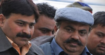 माफिया अतीक अहमद और उसके बाएं में तत्कालीन इंस्पेक्टर विनय त्यागी.