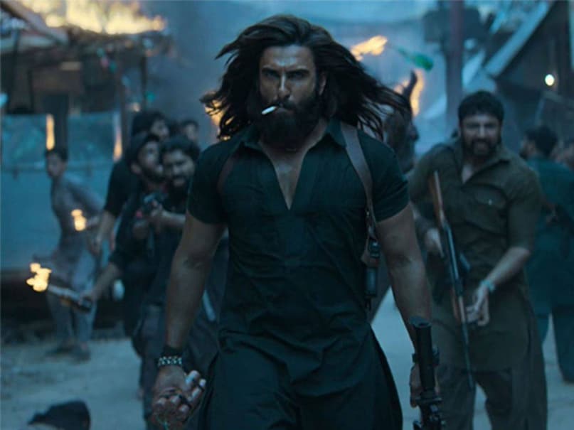 धुरंधर मूवी के हीरो हमजा अली मजारी की स्टील बॉडी की दुनिया दीवानी हो रही है लेकिन थिएटर में गर्दा उड़ाते एक्शन और परफेक्ट मूव्स से पाकिस्तानियों को धूल चटाते रणवीर सिंह की फिटनेस का राज सिर्फ जिम और एक्सरसाइज नहीं हैं, बल्कि कैलिस्थेनिक्स है, जो फिटनेस वर्ल्ड का नया ट्रेंड बन गया है और बड़ी संख्या में युवा इसे अपने वर्क आउट रूटीन में शामिल कर रहे हैं. 