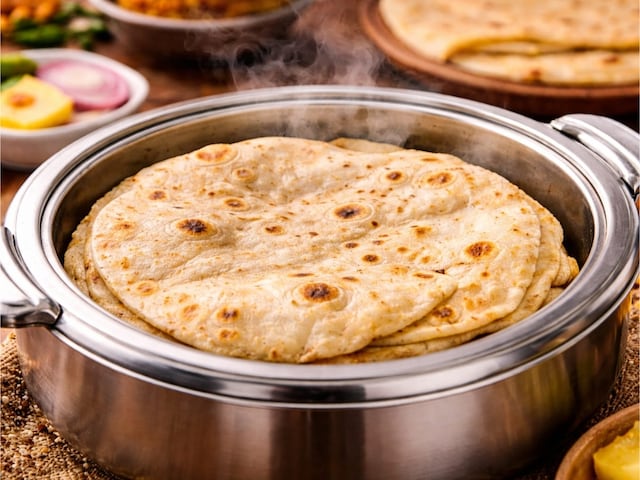 रोटियां कैसरोल में रखते ही क्यों हो जाती हैं गीली? जानिए वायरल ‘स्पून हैक’ 