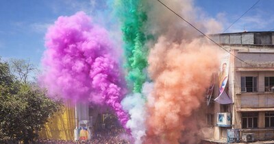 इंदौर के ऐतिहासिक राजवाड़ा पर रंगपंचमी के अवसर पर टेसू के फूलों के गुलाल से आसमान तिरंगे रंग में रंग गया. पारंपरिक गेर और फाग यात्रा में तोपों और विशेष मिसाइलों से रंग-गुलाल और फूलों की बारिश हो रही है. 