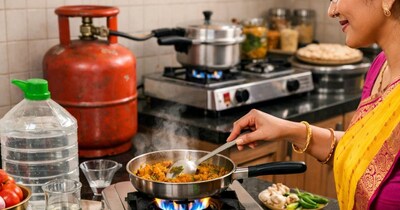 सरकार जल्द ही रसोई से LPG गैस की विदाई की योजना बना रही है. (Image:AI)