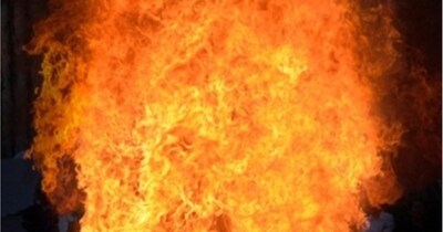 दिल्‍ली में एक बहुमंज‍िला इमारात में आग लग गई. जान बचाने के लिए 4 लोगों ने पहली मंजिल से छलांग लगा दी (सांकेतिक तस्‍वीर)